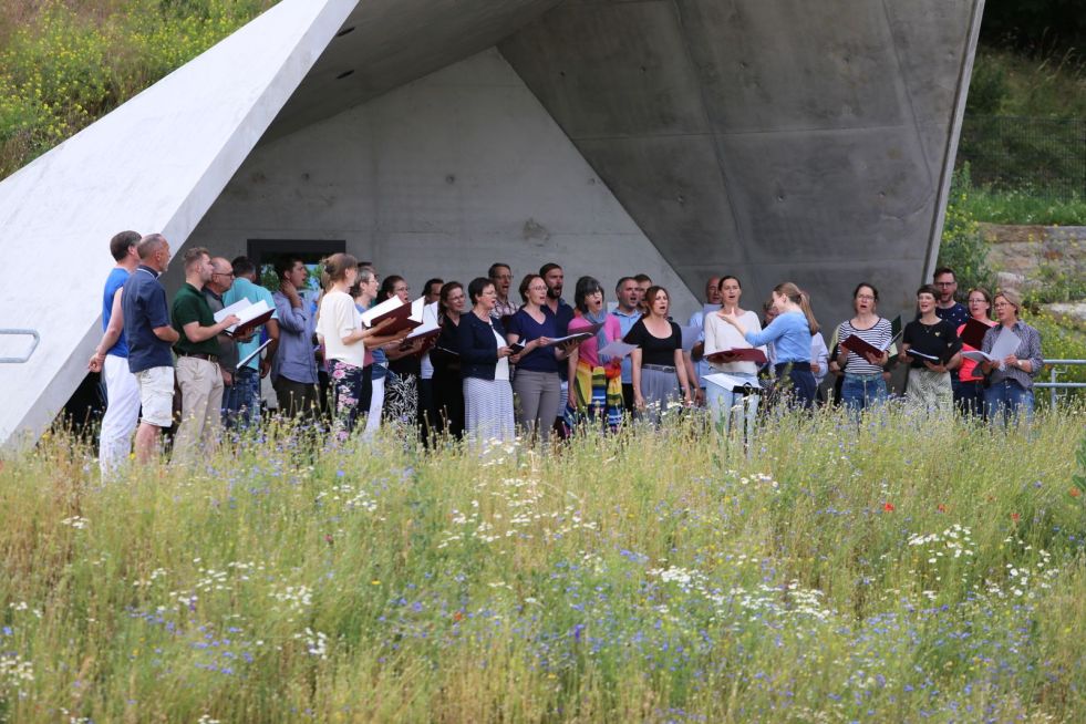 Chor Lipa bei der öffentlichen Probe im Juni 2025 in Panschwitz-Kuckau am Klosterwasser